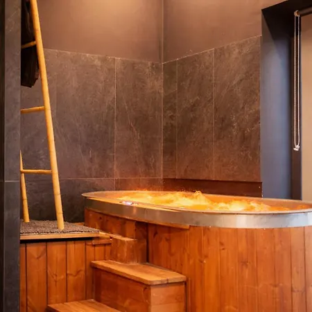 Premium Dark, Jacuzzi & Cinema Apartment Bordeaux