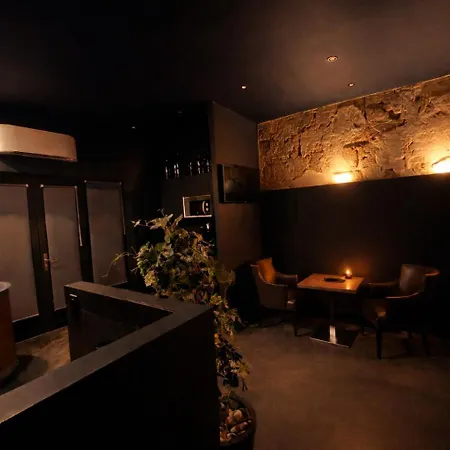 Premium Dark, Jacuzzi&cinéma *