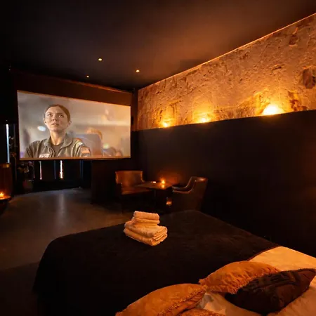 Premium Dark, Jacuzzi & Cinema * Bordeaux