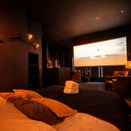 Premium Dark, Jacuzzi & Cinema Apartment
